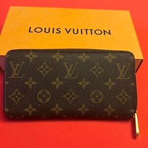 Excellent condition like new Louis Vuitton monogram zippered wallet